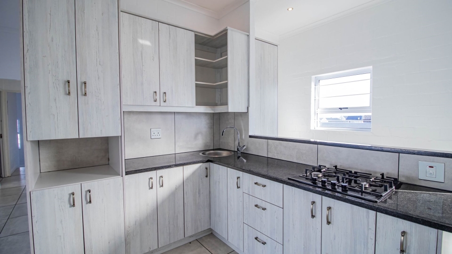 4 Bedroom Property for Sale in Hoogland Western Cape